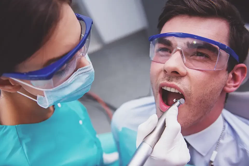 Cosmetic Dentist vs General Dentist: Services Most Patients Encounter